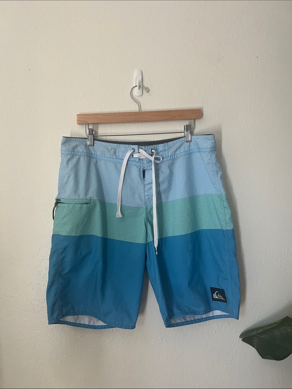 Quiksilver Men's Light Blue Seafoam Teal Colorblock Boardshorts. Beach, surf